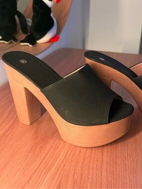 NWOT WomenS Black Platform Mule Heels Chunky Wooden block open toe slides Size 7